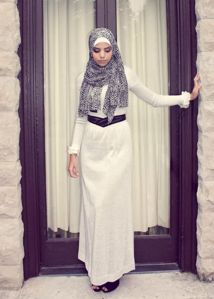10 Style Kondangan Menawan Dengan Hijab Menutup Dada dan Long Dress. Meski Sederhana, Namun Tetap Memesona 19