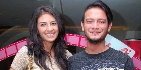 9 Istri Musisi Ini Bakalan Bikin Kamu Nyesel Dulu Nggak Belajar Main Musik 14