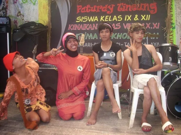 Buat Para Cowok yang Sering Canggung Pas Ketemu Bencong. Hal-Hal Ini Bisa Kamu Lakukan Biar Gak Salah Tingkah 11
