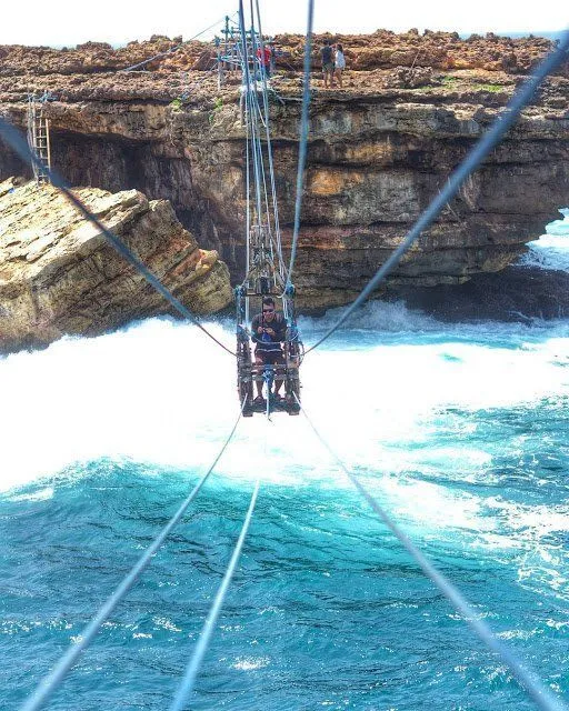 Kalau ke Jogja, Jangan Lupa Mampir Ke Pantai Timang. Biarkan Adrenalinmu Terpacu Di Atas Karang! 9