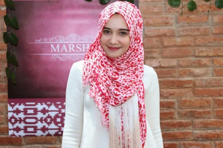 8 Gaya Hijab Polos VS Motif. Mana yang Cocok Dipakai Saat Kamu Ingin Tampil Kasual? 19