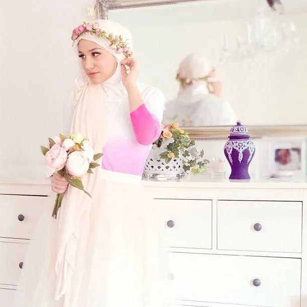 20 Inspirasi Mahkota Bunga atau Flower Crown Yang Cantique Untuk Hari Pernikahanmu 29