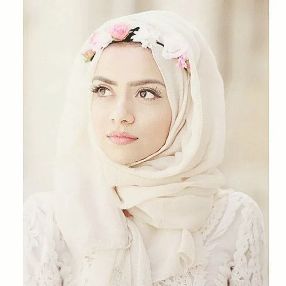 20 Inspirasi Mahkota Bunga atau Flower Crown Yang Cantique Untuk Hari Pernikahanmu 28
