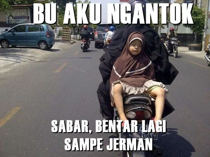 Ibu-Ibu Naik Motor di Jalan Tidak Akan Pernah Bisa Dilawan, 12 Meme Ini Buktinya! 19