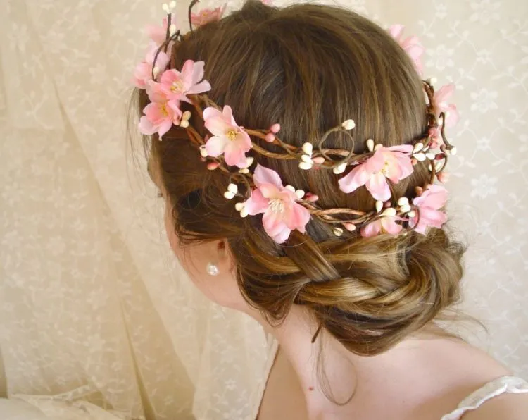 20 Inspirasi Mahkota Bunga atau Flower Crown Yang Cantique Untuk Hari Pernikahanmu 37