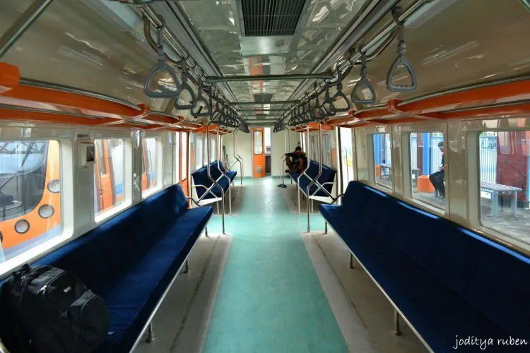 KRL Nggak Melulu Desak-desakan di Jam Kerja. Kamu Bisa Naik KRL Buat Berwisata, Yeay! 8
