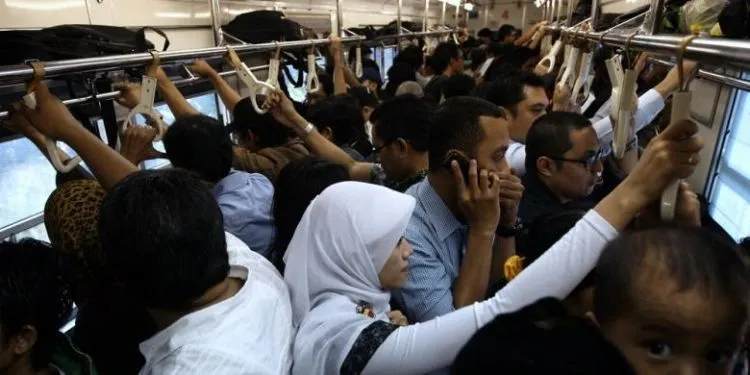 KRL Nggak Melulu Desak-desakan di Jam Kerja. Kamu Bisa Naik KRL Buat Berwisata, Yeay! 7