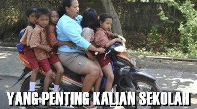 Ibu-Ibu Naik Motor di Jalan Tidak Akan Pernah Bisa Dilawan, 12 Meme Ini Buktinya! 14