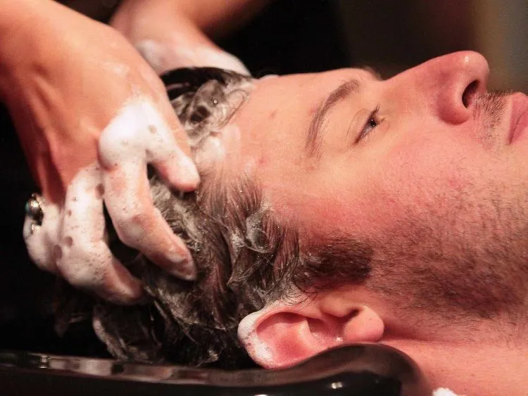 Pernah Salah Potong Rambut Atau Bad Hair Day? Ini 6 Cara yang Bisa Menyelamatkan Penampilanmu 10