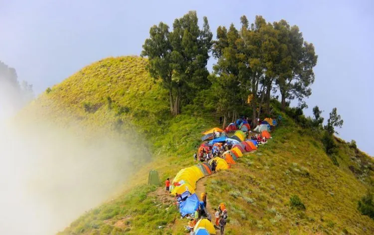 7 Tips Mendaki Gunung Pakai Rok dan Hijab Biar Kamu Makin Aman dan Nyaman! 12
