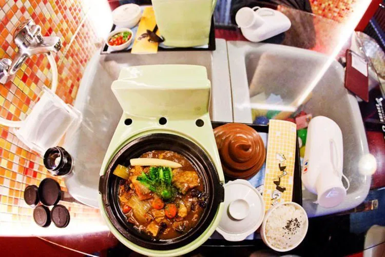 Geli! Sebuah Cafe Sajikan Hidangan di Atas Jamban. Yakin Kamu Masih Bisa Makan? 10