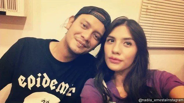 9 Istri Musisi Ini Bakalan Bikin Kamu Nyesel Dulu Nggak Belajar Main Musik