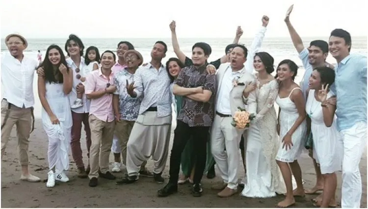 Bang, Nikah di Gedung Mahal Banget Lho! Yuk Nikahin Adek di Cuilan Surga Ini Aja Bang... 13