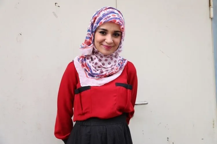 8 Gaya Hijab Polos VS Motif. Mana yang Cocok Dipakai Saat Kamu Ingin Tampil Kasual? 17