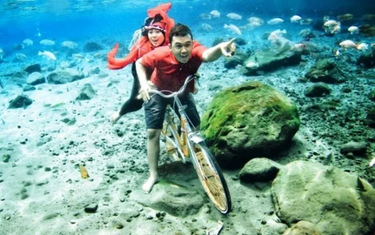 7 Inspirasi Foto Prewedding Underwater di Umbul Ponggok Klaten. Unik dan Antimainstream 13