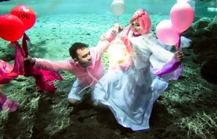 7 Inspirasi Foto Prewedding Underwater di Umbul Ponggok Klaten. Unik dan Antimainstream 11