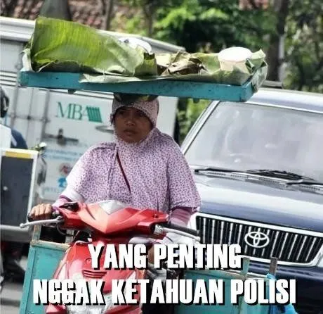 Ibu-Ibu Naik Motor di Jalan Tidak Akan Pernah Bisa Dilawan, 12 Meme Ini Buktinya! 17