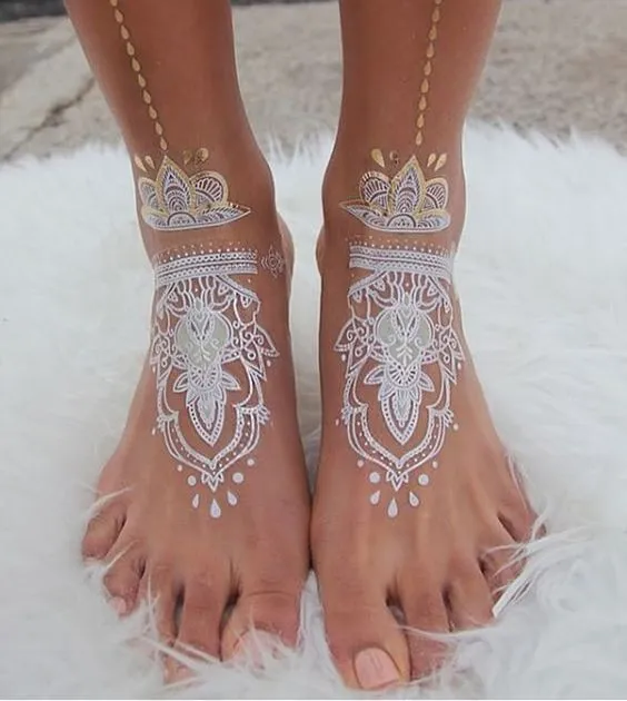 16+ Inspirasi Henna Putih Simple untuk Hari Pernikahanmu 27