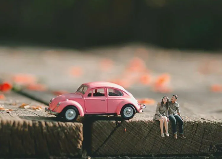 Buat Para Traveler, 15 Foto Prewedding Miniatur Ini Bikin Momen Nikahmu Bakal Lekat di Hati 24