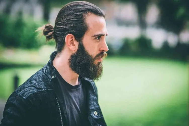 Demi Tetap Ganteng dan Nggak Kelihatan Urakan, 8 Cara Ini Bikin Rambut Gondrongmu Dimanjakan 16