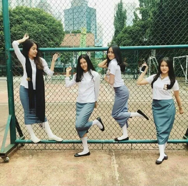 Namanya Sih ‘Seragam’, Tapi Kok Modelnya Beragam? Adakah yang Salah dari 5 Busana Khas Siswi SMA Ini? 5