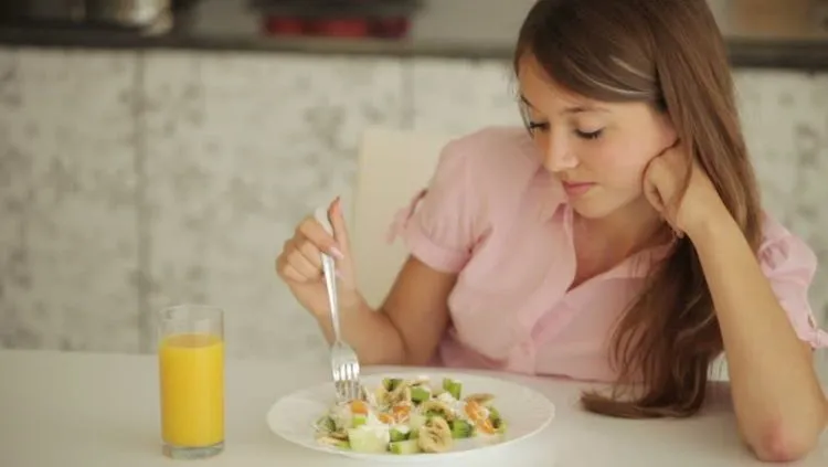 8 Trik Mengurangi Selera Makan Buat yang Gampang Lapar, Biar Badan Nggak Terus Melar 10