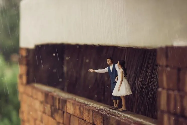 Buat Para Traveler, 15 Foto Prewedding Miniatur Ini Bikin Momen Nikahmu Bakal Lekat di Hati 18