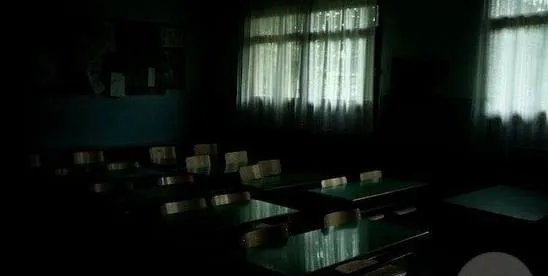 Nggak Cuma Kisah Kasih di Sekolah yang Wajib Dikenang, Kisah Horornya Pun Juga Pasti Terngiang! 7