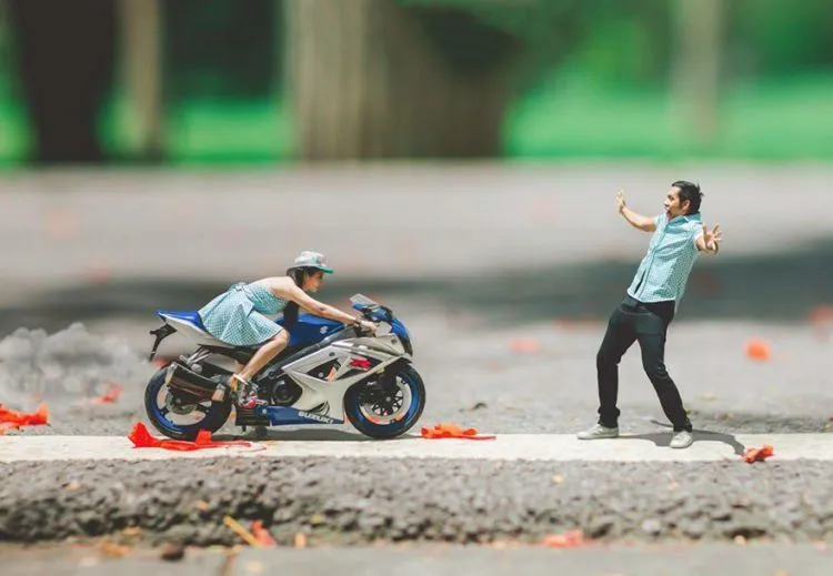 Buat Para Traveler, 15 Foto Prewedding Miniatur Ini Bikin Momen Nikahmu Bakal Lekat di Hati 28