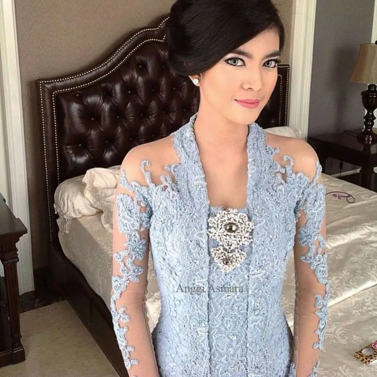 10 Kombinasi Bros Cantik untuk Kebaya Kutubarumu. Bikin Kamu Nggak Malas Kondangan! 17