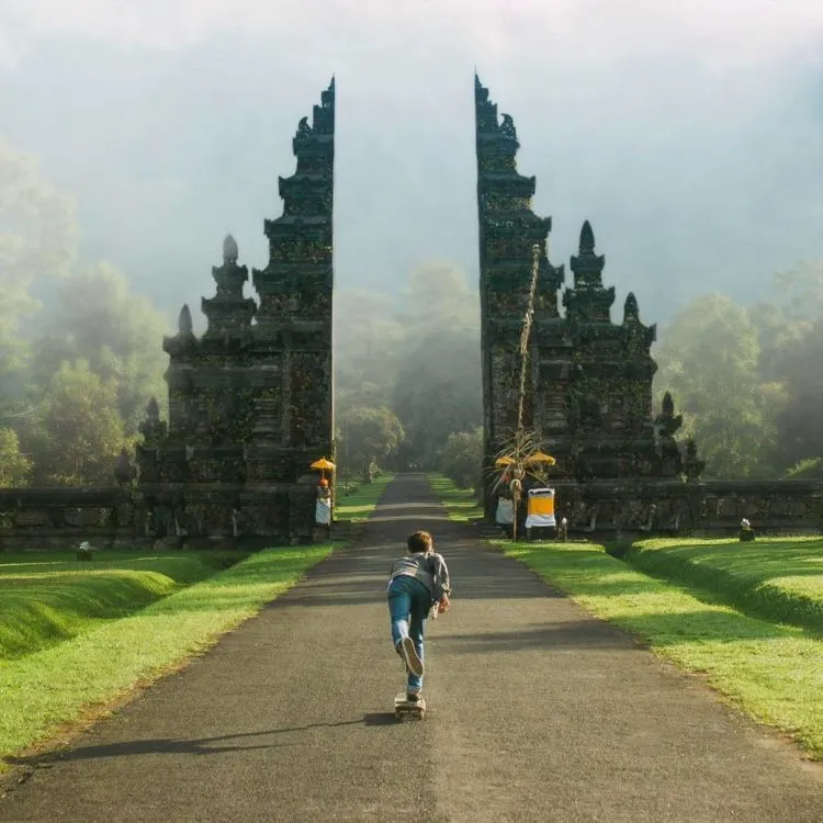 Dinyinyirin Mulu Karena Suka Jalan. Cukup Bilang, Lihat Siapa yang Lebih Sukses di Masa Depan! 9