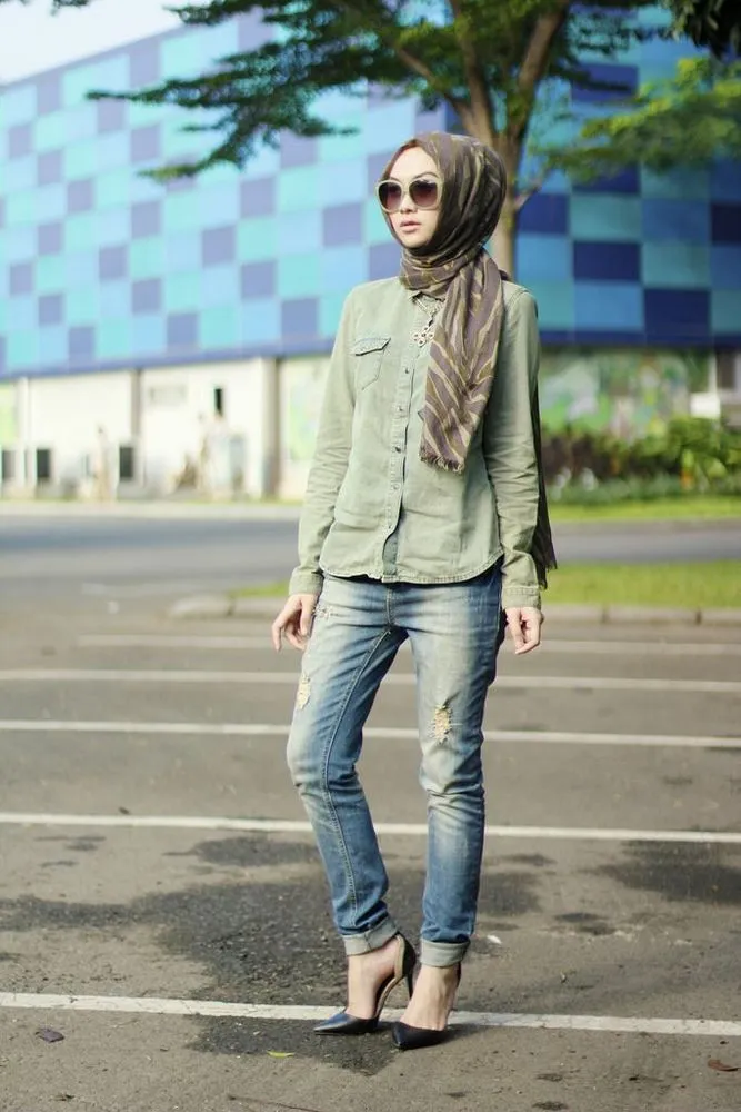 Siapa Bilang Cewek Berhijab Nggak Bisa Pakai Celana Jeans Sobek-sobek? Gini Nih Caranya! 12
