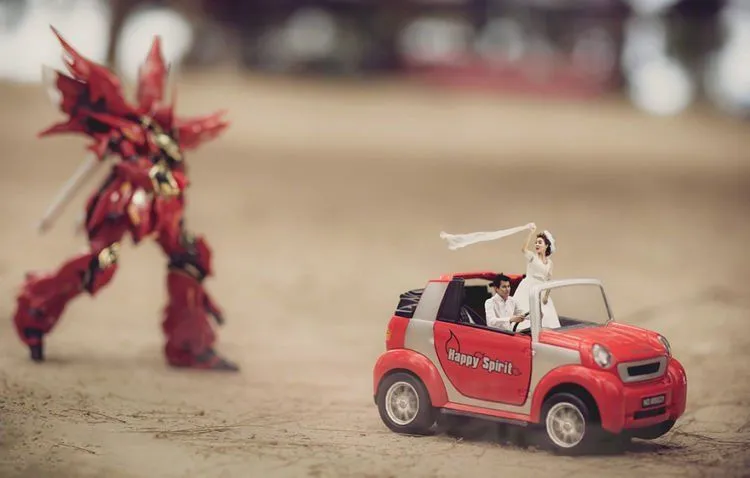 Buat Para Traveler, 15 Foto Prewedding Miniatur Ini Bikin Momen Nikahmu Bakal Lekat di Hati 27