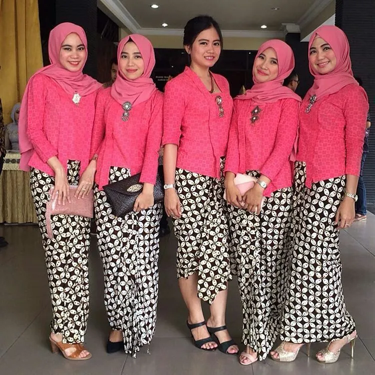 10 Kombinasi Bros Cantik untuk Kebaya Kutubarumu. Bikin Kamu Nggak Malas Kondangan! 14