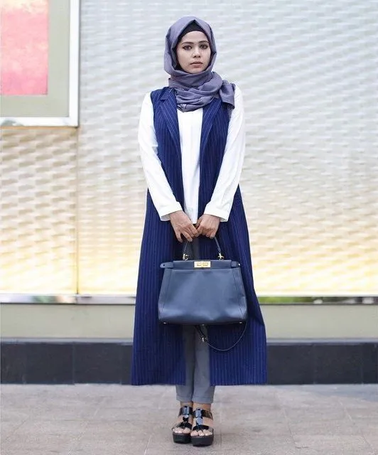 Padu Padan Gaya Kasual Hijab dan Vest yang Bisa Kamu Pakai Buat Kondangan. Coba, Yuk! 9