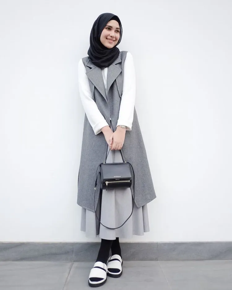 Padu Padan Gaya Kasual Hijab dan Vest yang Bisa Kamu Pakai Buat Kondangan. Coba, Yuk! 15