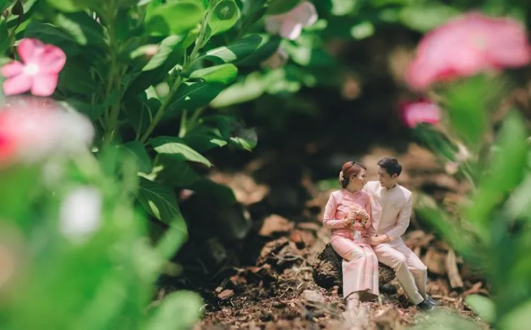 Buat Para Traveler, 15 Foto Prewedding Miniatur Ini Bikin Momen Nikahmu Bakal Lekat di Hati 19