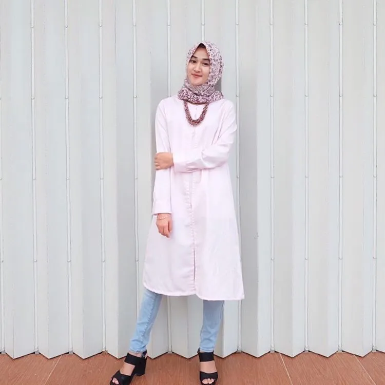9 Inspirasi Style Dress Midi untuk Hijab Sopan dan Kasual Tanpa Ribet 10