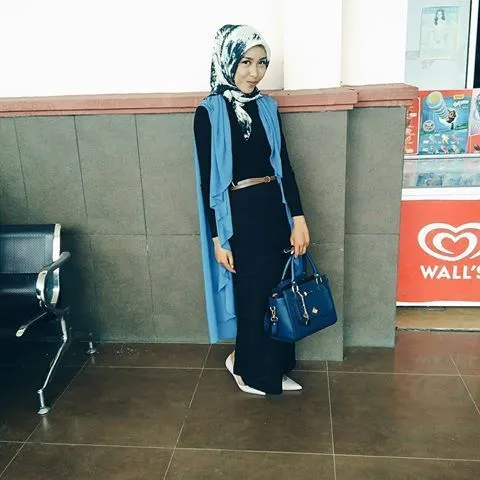 Padu Padan Gaya Kasual Hijab dan Vest yang Bisa Kamu Pakai Buat Kondangan. Coba, Yuk! 16