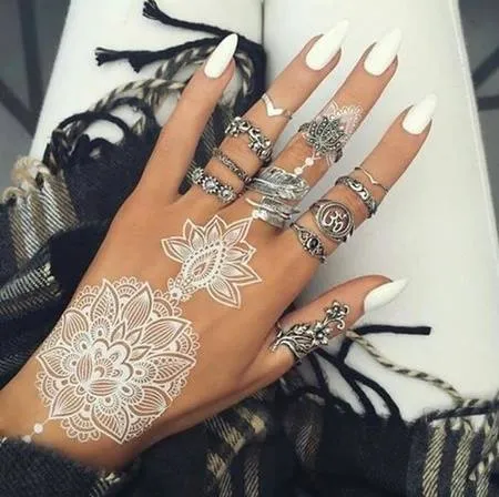 16+ Inspirasi Henna Putih Simple untuk Hari Pernikahanmu 22