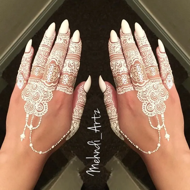 16+ Inspirasi Henna Putih Simple untuk Hari Pernikahanmu 37
