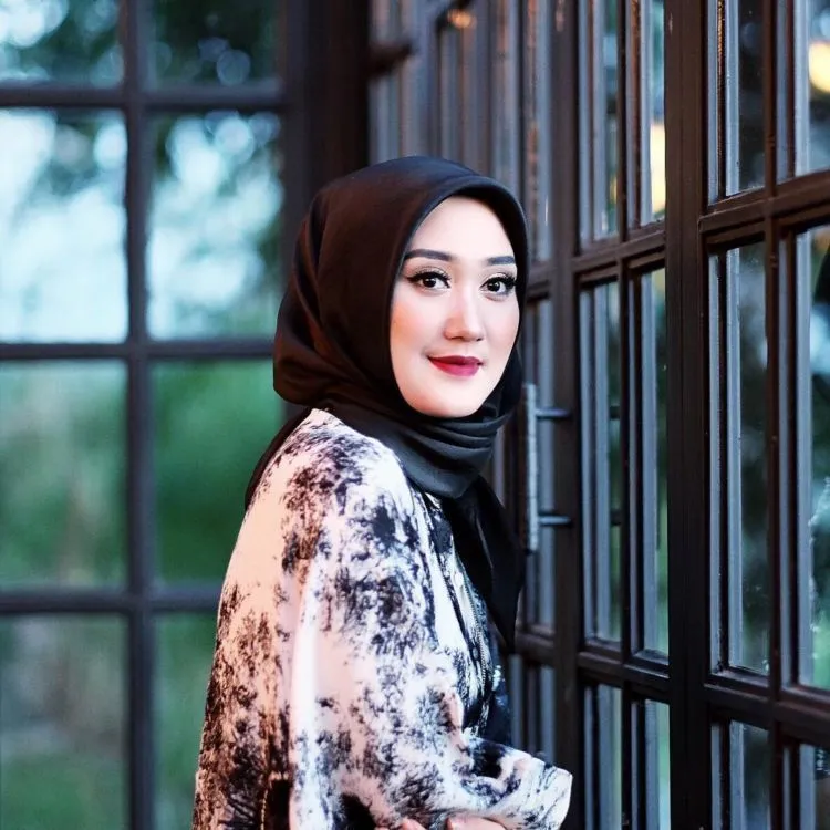 Ketahui Kombinasi Warna Bibir dan Hijab Yang Pas Hanya dari 3 Warna Lipstik Saja! 26