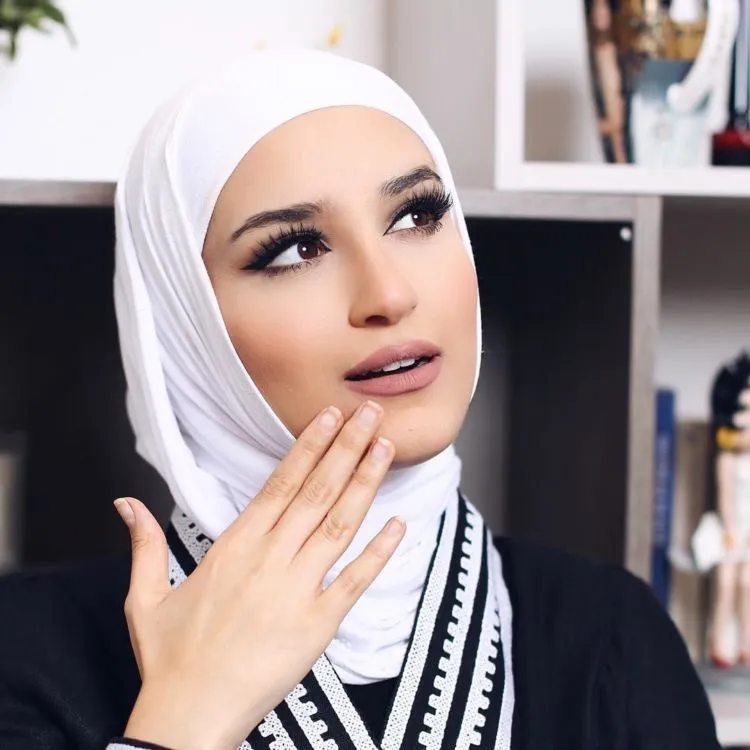 Ketahui Kombinasi Warna Bibir dan Hijab Yang Pas Hanya dari 3 Warna Lipstik Saja! 18