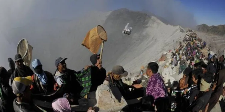 Bromo Berstatus Waspada! Erupsi Nggak Menghalangi Suku Tengger untuk Upacara Kasada 8