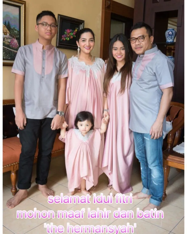 Balita Kalau Pakai Busana Lebaran Imutnya Jadi Berkali Lipat, Apalagi Buah Hati Para Selebriti Ini! 11