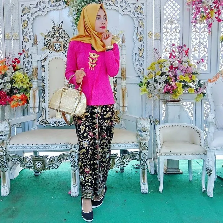 10 Kombinasi Bros Cantik untuk Kebaya Kutubarumu. Bikin Kamu Nggak Malas Kondangan! 15