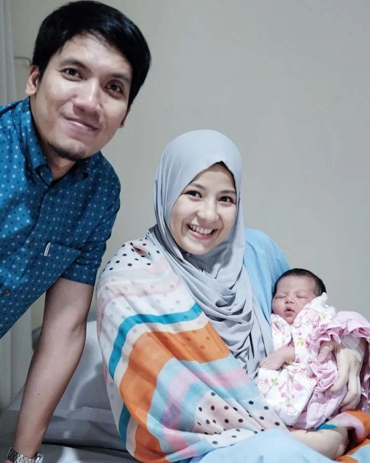 Istri Desta Ditegur Netizen Gara-Gara Unggah Foto Bayinya, Posenya Bikin Ngilu? 8