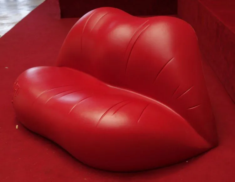 25 Inspirasi Sofa Lucu nan Nyaman Buat 'Nduselan' Sama Pasangan Halalmu Nanti 28