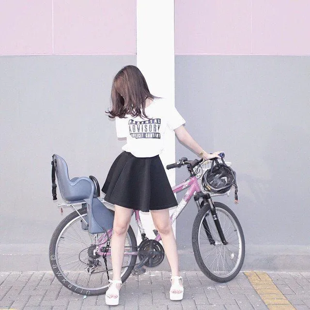 Nggak Cuma Drama Youtube-nya yang Fenomenal, Style Fashion Awkarin Ternyata Juga Menarik Lho 31