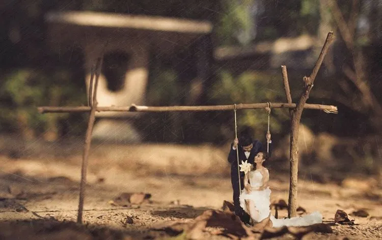 Buat Para Traveler, 15 Foto Prewedding Miniatur Ini Bikin Momen Nikahmu Bakal Lekat di Hati 20